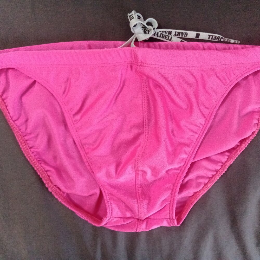 NWOT DESIGNER GARY MAJDELL PINK SWIM BRIEF, 3/4" SIDES, TAG SIZE "LG" (Est. 32")